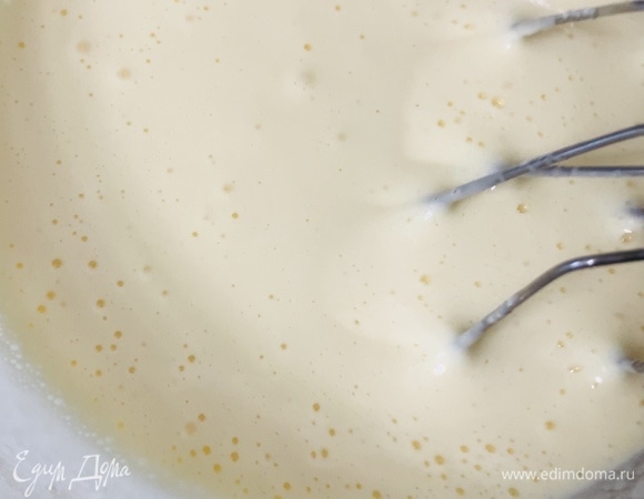 Смешиваем яйца с сахаром и взбиваем до светлой плотной пены.