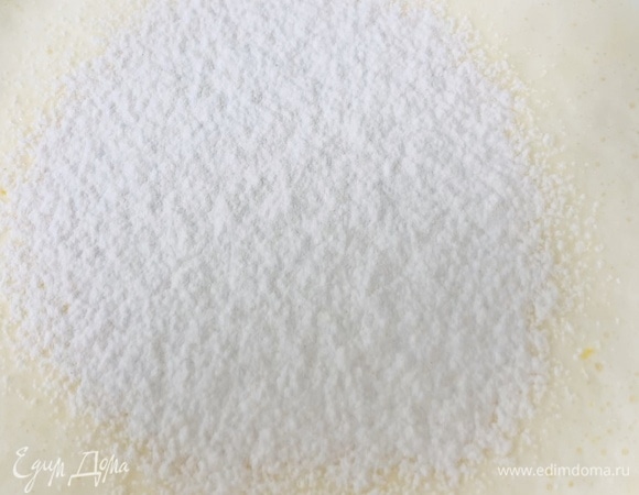 Добавляем просеянную муку с разрыхлителем и еще немного взбиваем на малой скорости до однородности.