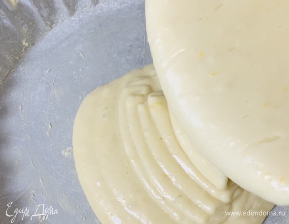 Переливаем тесто в форму (22–26 см в диаметре). Можно смазать форму сливочным маслом и припылить мукой. 