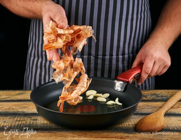 Панцири обжарьте на оливковом масле с рубленым чесноком в течение 2 минут, чтобы все остальные ингредиенты впитали запах креветок. Удалите из сковороды панцири и чеснок.