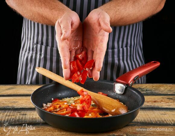 Добавьте нарезанный кубиками помидор, тушите пару минут.