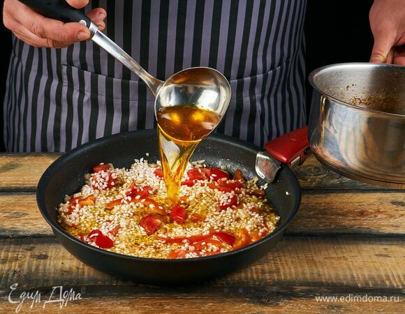 Влейте бульон, готовьте 7 минут.