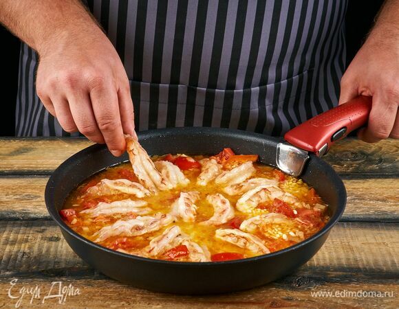 Добавьте в сковороду очищенные аргентинские креветки AGAMA и готовьте еще 10 минут (до готовности риса).