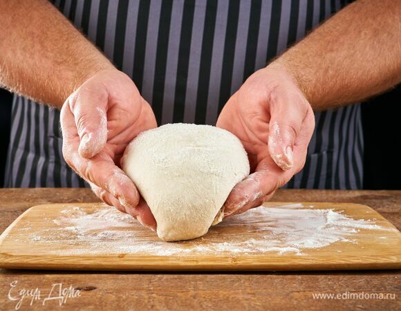 Замесите пластичное тесто. Сформируйте шар, заверните в пищевую пленку и оставьте на час.