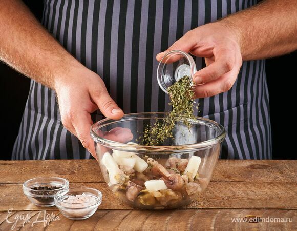 Выложите его в глубокую миску, посолите, поперчите, добавьте щепотку орегано и перемешайте.