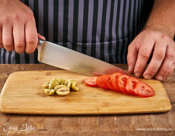 Помидоры и оливки нарежьте кружочками.