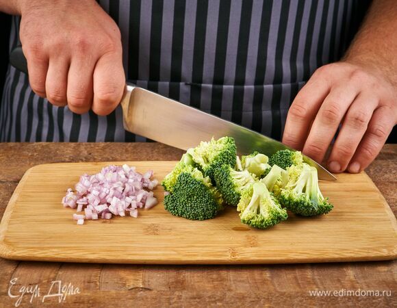 Брокколи разделите на соцветия, лук мелко порубите.