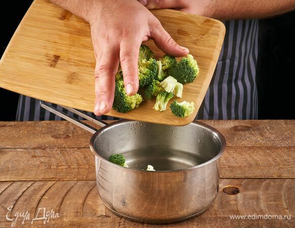 Брокколи опустите в кипящую воду на 5 минут.