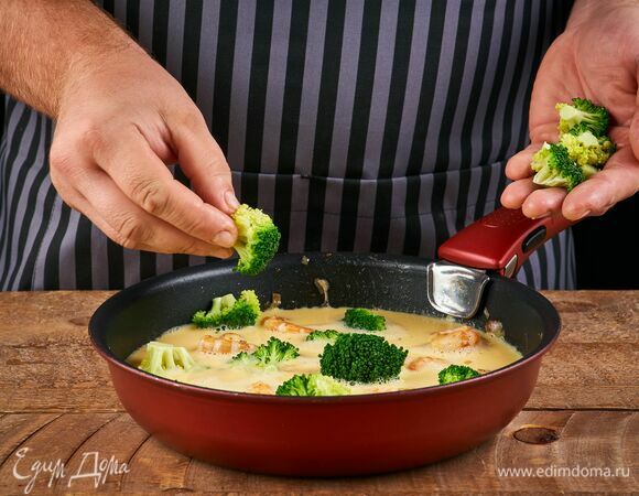 Обжаренные креветки залейте яичной смесью, сверху выложите брокколи.
