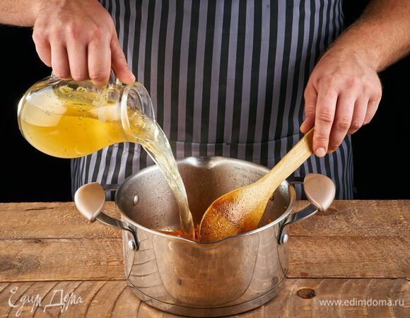 В кастрюлю влейте бульон и доведите до кипения.