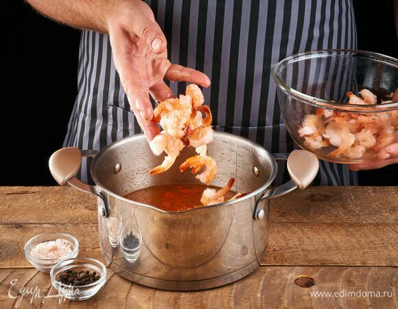 Добавьте креветки, посолите, поперчите. Варите около 3 минут.