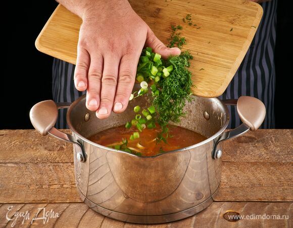 Добавьте рубленую зелень.