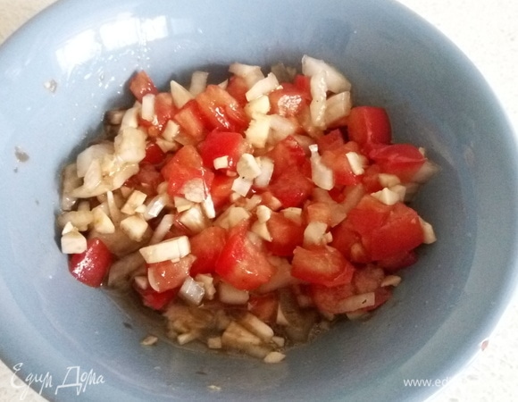 Соединяем всю начинку в чаше, добавляем соевый соус и подсолнечное масло.