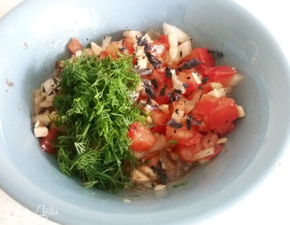 Солим, перчим, добавляем базилик и укроп.