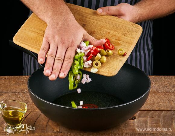 Разогрейте в сковороде 2 ст. л. оливкового масла. Выложите измельченный чеснок, перец чили, шалот и оливки, прогрейте, чтобы масло напиталось ароматами.