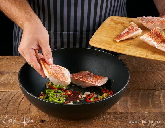 Выложите рыбу на сковороду.