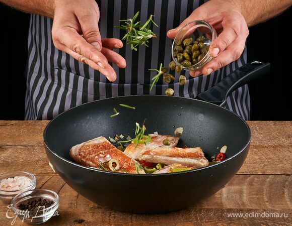 Посолите, поперчите, добавьте листья розмарина и каперсы.