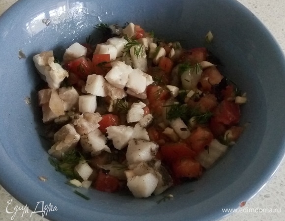 Перемешиваем и добавляем сало, нарезанное кубиком. 