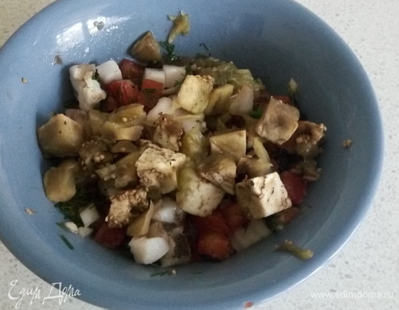 Кубики баклажанов выкладываем в чашу с начинкой, перемешиваем.