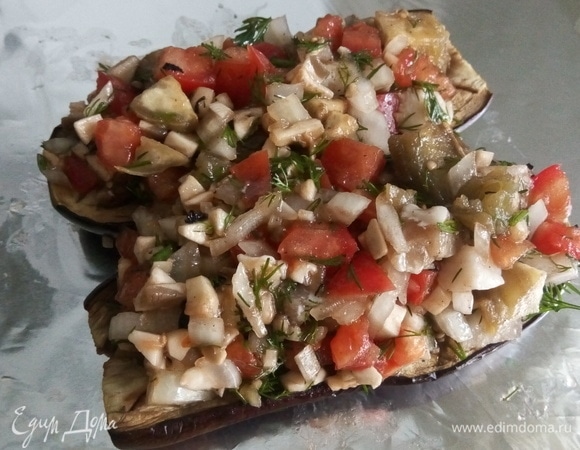 Перекладываем начинку в центр баклажана.