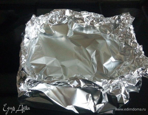 Накрываем фольгой, запечатываем и отправляем в духовку еще на 15 минут.