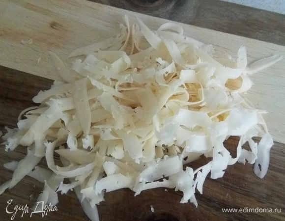Натрем сыр на крупной терке.