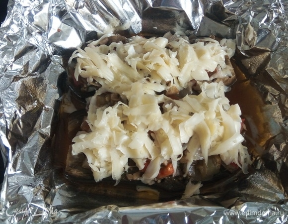 Посыпаем сыром и отправляем в духовку еще на 10 минут, уже не накрывая фольгой.