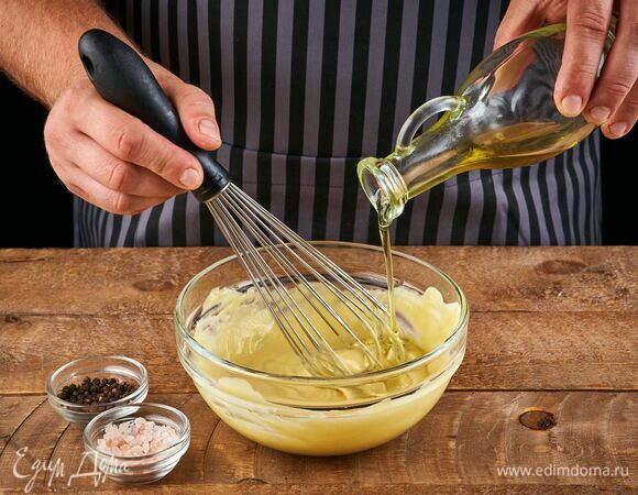 Влейте тонкой струйкой оставшееся оливковое масло, продолжая помешивать. Посолите, поперчите. Взбивайте соус до тех пор, пока он не станет густым. Домашний майонез готов!