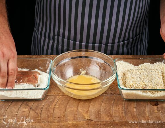 Кусочки порционного филе обваляйте в муке.