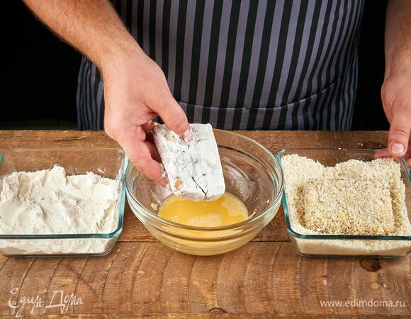 Затем обмакните в яичной смеси и обваляйте в панировочных сухарях.