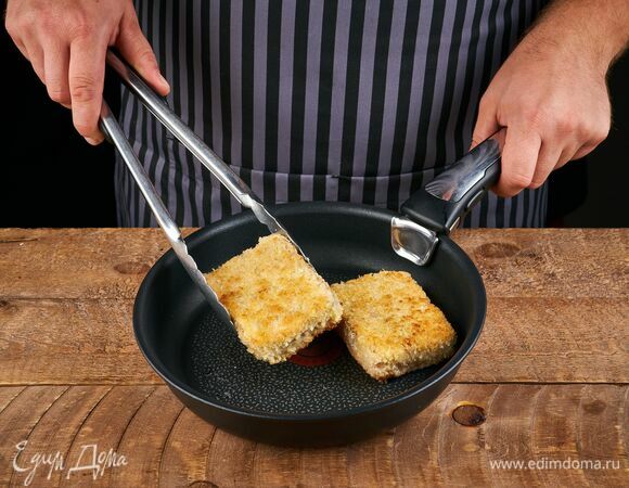 Разогрейте сковороду с растительным маслом, выложите филе, обжаривайте его в течение 3–4 минут с каждой стороны.<br />
Готовое филе переложите на бумажные полотенца, чтобы убрать лишнее масло.