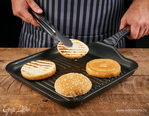 Булочки разрежьте пополам и подсушите на сковороде-гриль.