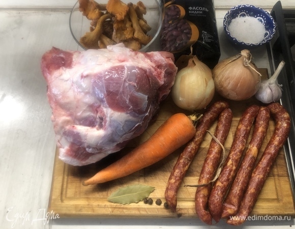 Снимите кожу с рульки, удалите лишний жир, промойте морковь, с лука снимите верхнюю рубашку.