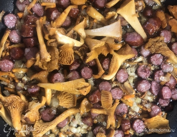 Вдоль нарежьте грибы, отправьте к зажарке. Натрите чеснок.