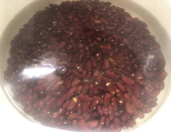 Залейте фасоль водой 2 к 1, варите час. Далее процедите к фасоли бульон от рульки.