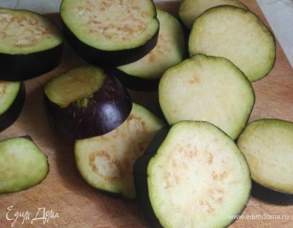 Баклажан нарезать.