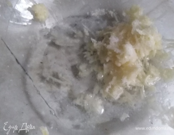 Натереть чеснок. Смешать с солью и растительным маслом.