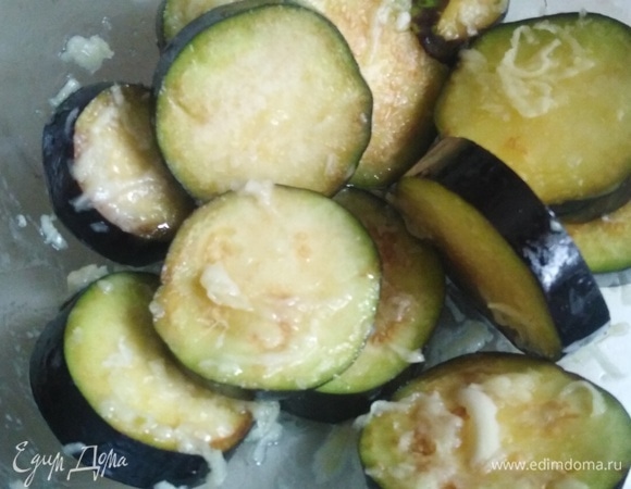 Соединить с баклажаном. Перемешать. Оставить на 15 минут.