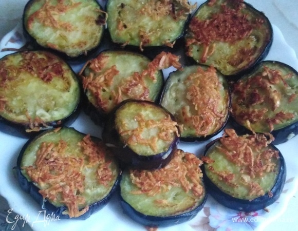 Обжарить баклажаны с двух сторон.