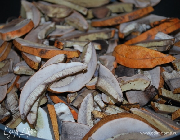 Для приготовления блюда я взяла подосиновики. Грибы почистила и нарезала, обжарила на сковороде в течение 30 минут. При обжаривании они темнеют, но на вкус это никак не влияет.