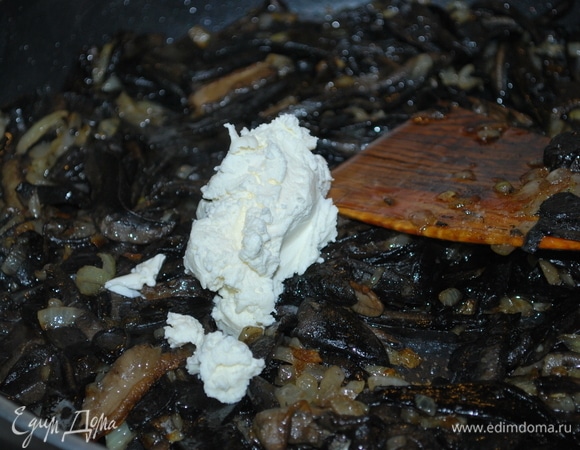 Добавила к грибам репчатый лук, черный свежемолотый перец и обжаривала все вместе еще 5–7 минут, в самом конце добавила 1 ст. л. творожного сыра.