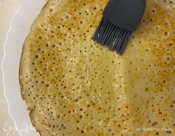 Каждый блинчик смазать растопленным сливочным маслом.