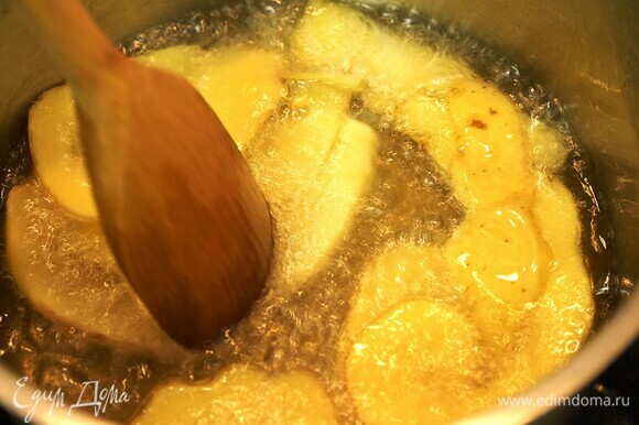 Разогреваем растительное масло в сотейнике или другой глубокой посуде и начинаем обжаривать картофельную шелуху до золотистого состояния. При необходимости помешиваем.