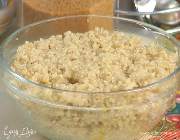Киноа отварить согласно инструкции на упаковке.