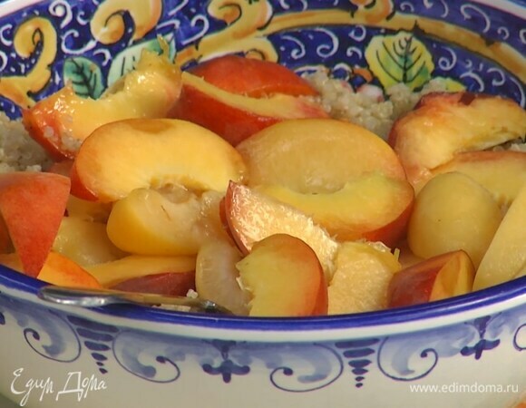 Киноа выложить в глубокое блюдо, добавить персики и абрикосы, полить все оливковым маслом и перемешать.