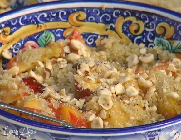 Орехи слегка измельчить в ступке и посыпать салат.