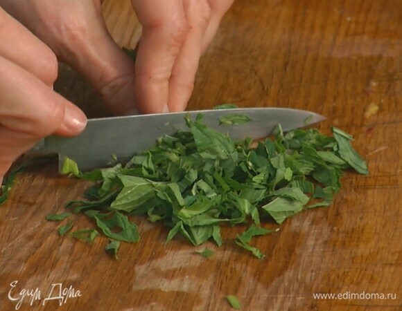 Мяту мелко порезать.