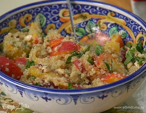 Салат полить яблочным уксусом, посыпать мятой, солью и перцем.