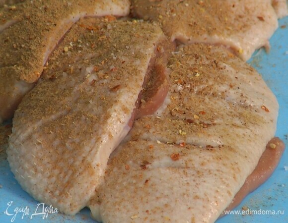 На коже утиных грудок сделать ножом частые и не очень глубокие надрезы, затем посыпать их корицей, мускатным орехом, зирой, чили, черным перцем и солью, полить оливковым маслом и потереть руками.