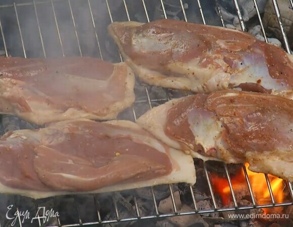 Выложить грудки на разогретый гриль кожей вниз и обжаривать до появления румяной корочки, затем перевернуть и обжарить с другой стороны.